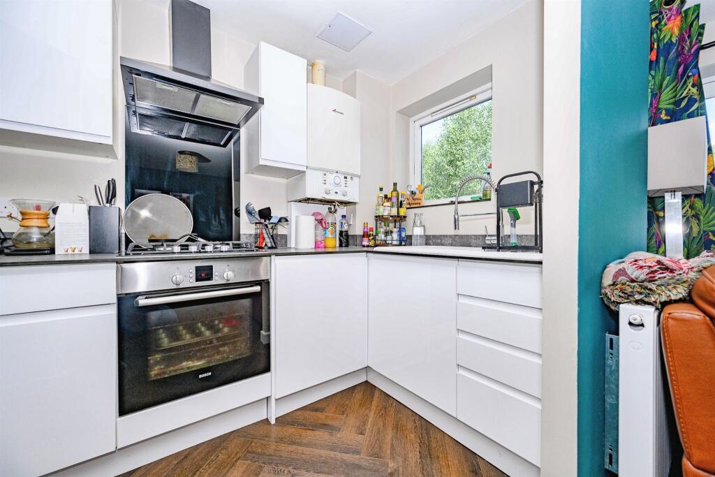 Apartment in Dacorum, Hertfordshire - View 4