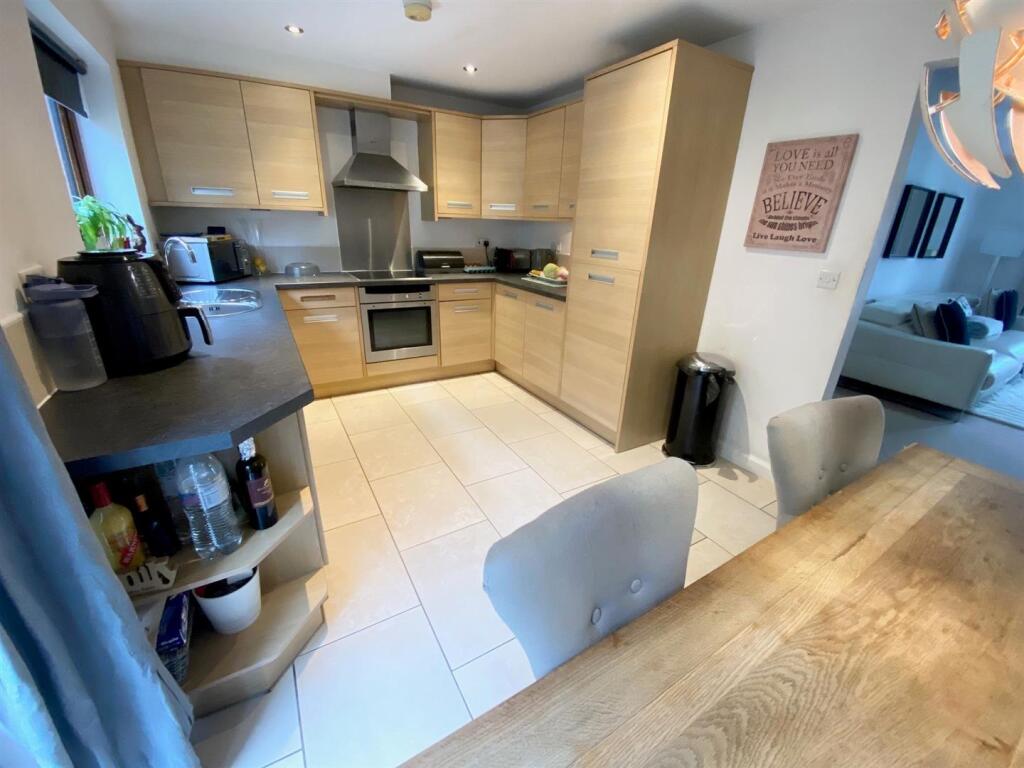 House in Kirklees, Kirkburton - View 3