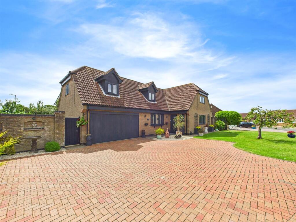 4-bed detached on St. Francis Gardens, Sutton-On-Sea, £425,000