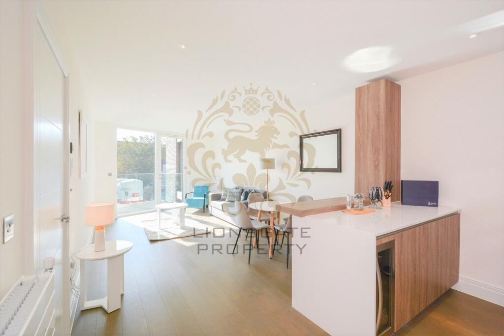 2-bed flat on Queenshurst Square, Kingston Upon Thames, Surrey, KT2, £630,000