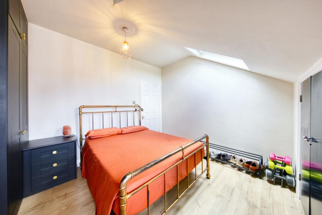 Apartment in Kingston upon Thames - View 4