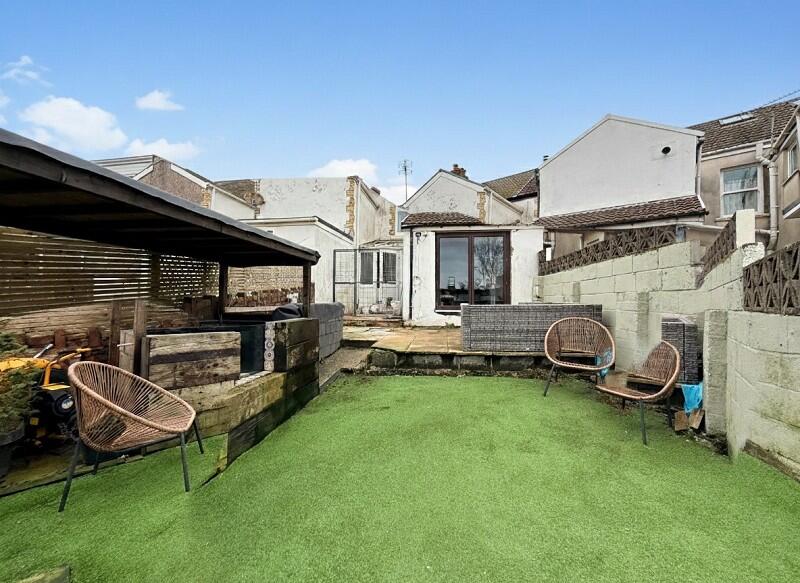 House in Rhondda Cynon Taff. CF72 9QH, Llanharan - View 3