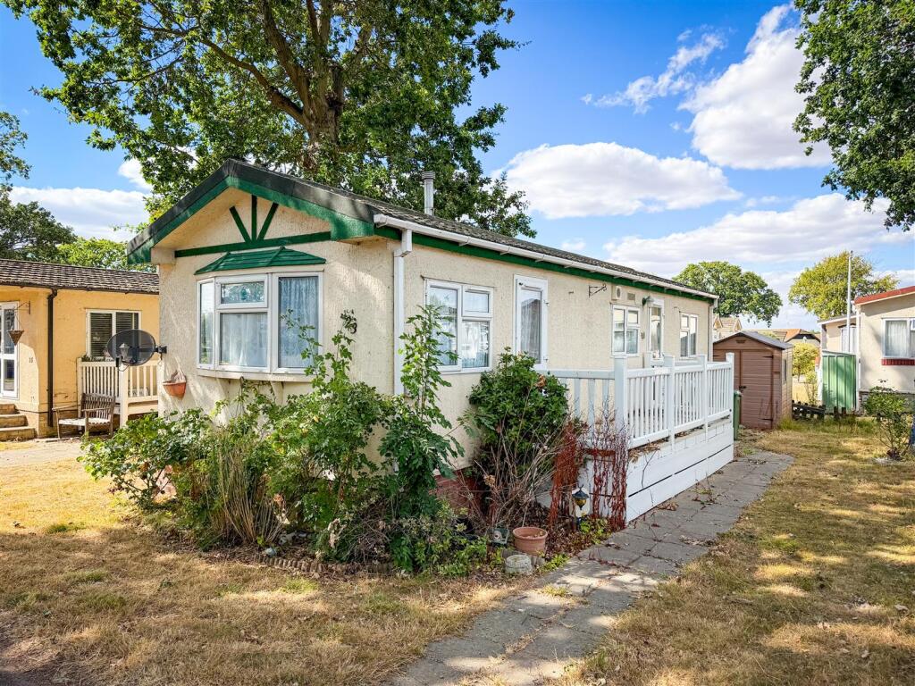 2-bed caravan on Sacketts Grove, Clacton-On-Sea, Essex, £35,000