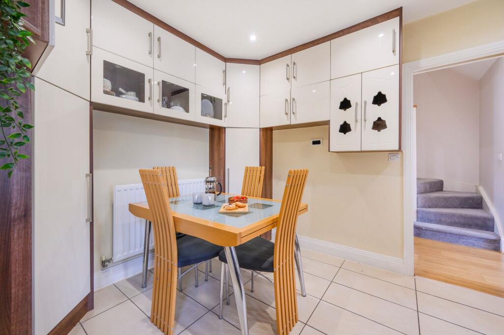 House in Wokingham, Emmbrook - View 5