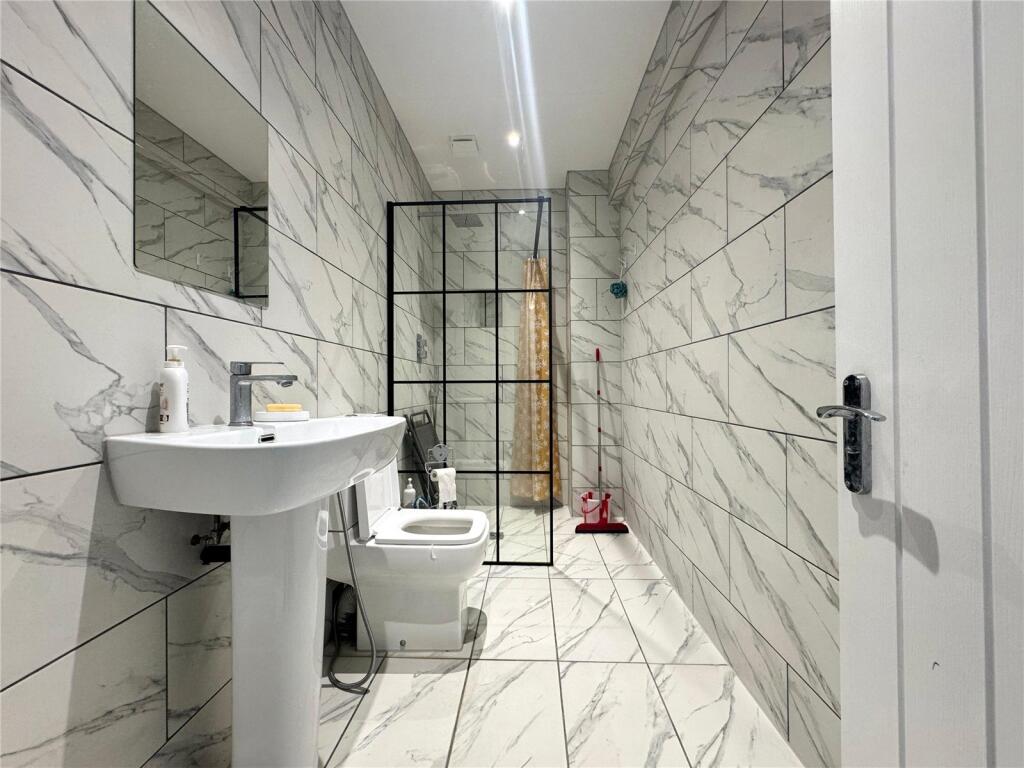 House in Romford - View 3