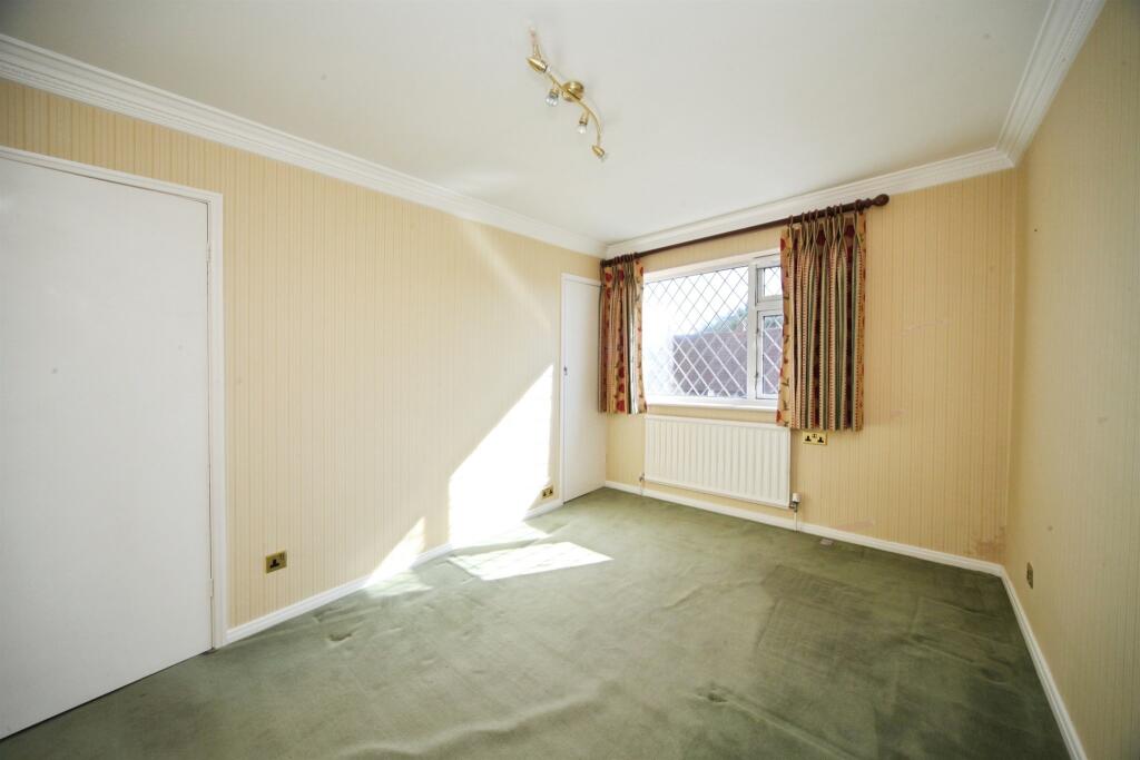House in Luton, Leagrave - More