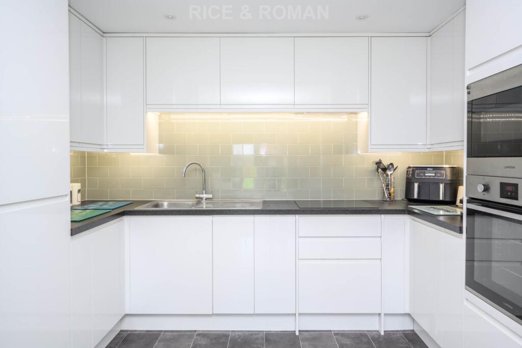 Pitson Close, Addlestone photo 4