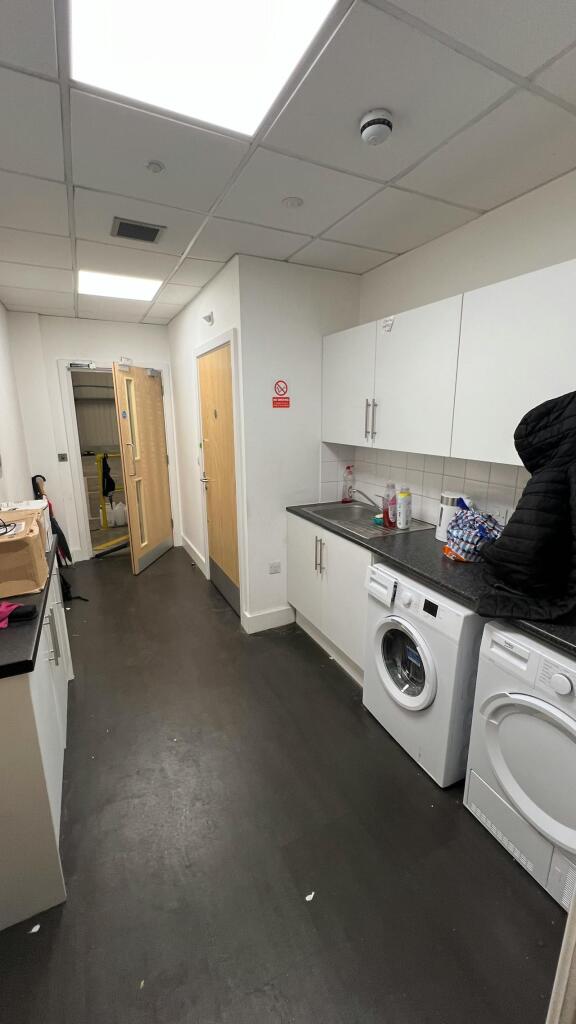 27-28 Stansted Distribution Centre - Kitchen Pho