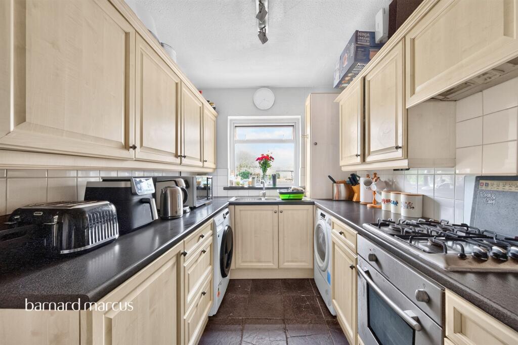 Gilders Road, Chessington photo 4