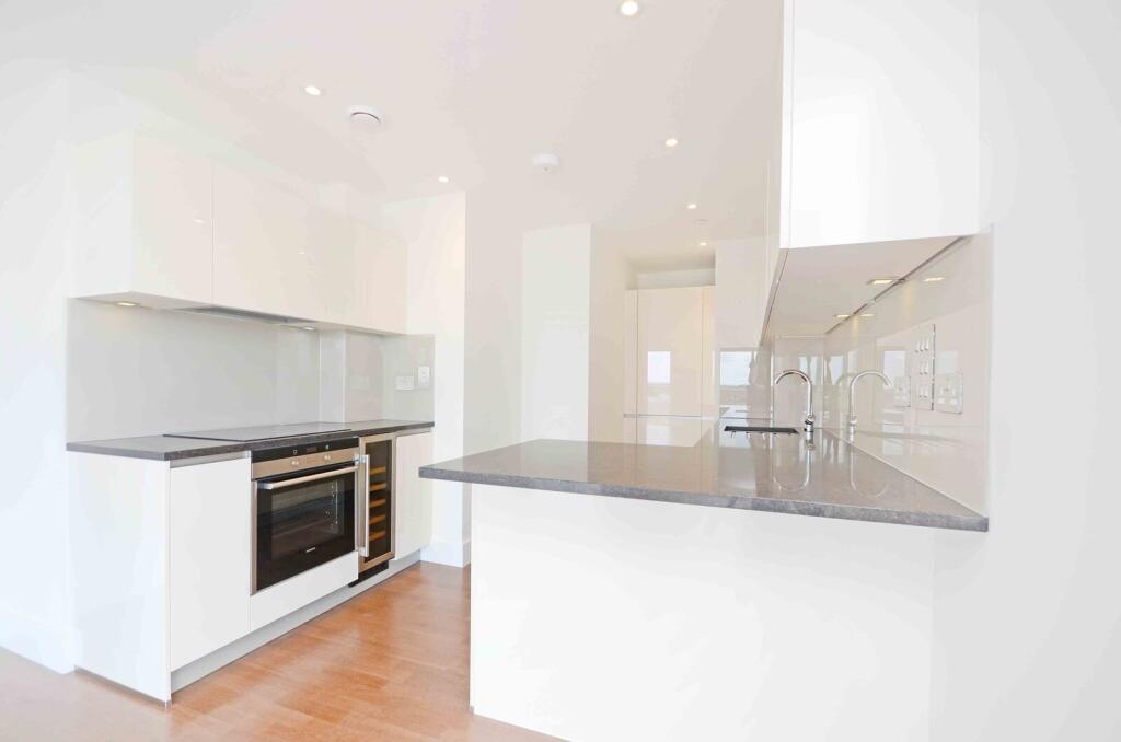 Apartment in London, Royal Borough of Kingston upon Thames - View 2