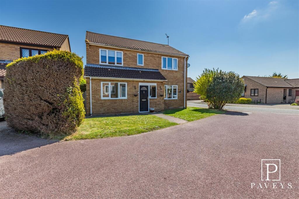 4-bed detached on Wavring Avenue, Kirby Cross, Frinton-On-Sea, £400,000