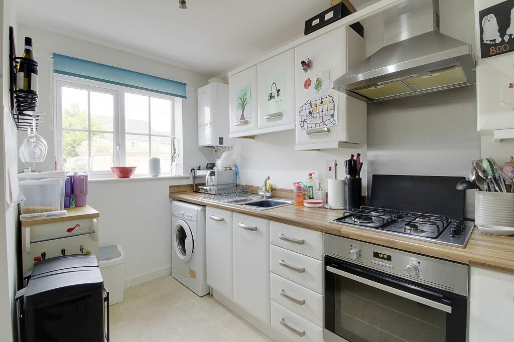 Jubilee Drive, Market Deeping, PE6 photo 2
