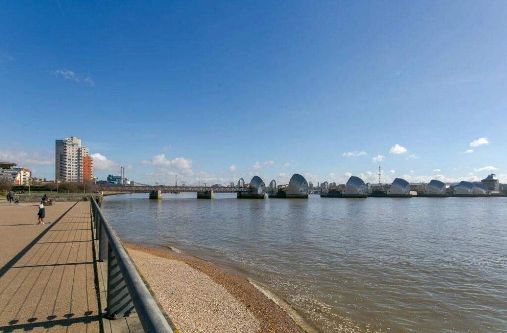 Wards Wharf Approach, London, E16 photo 2