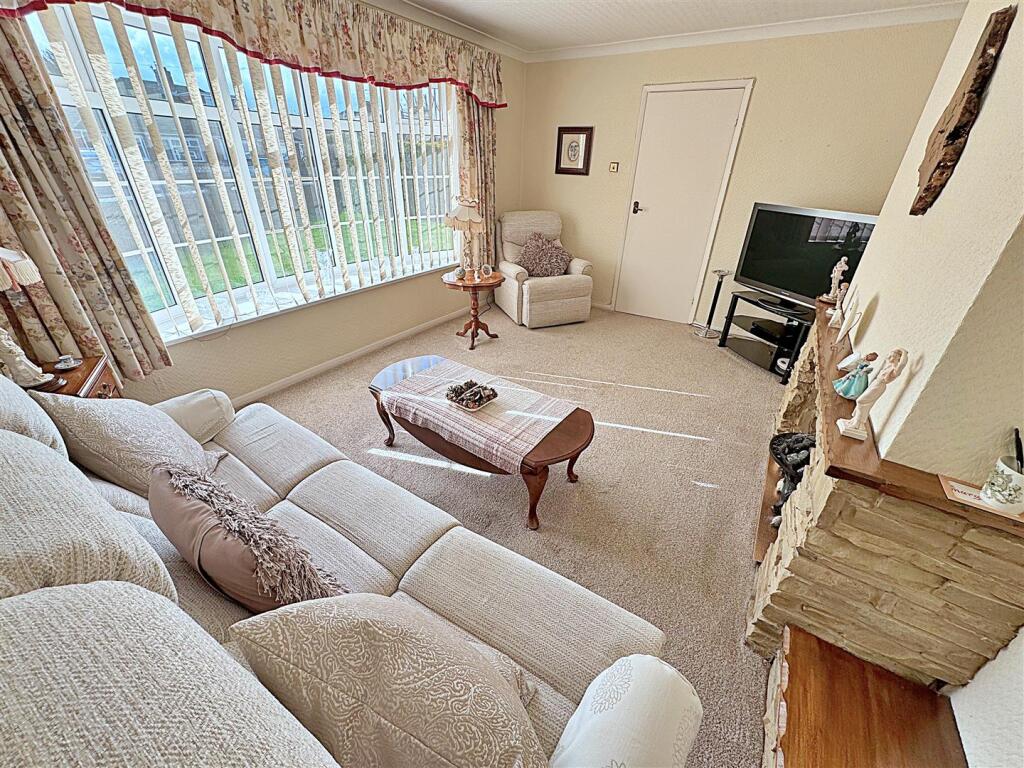 Peaks Avenue, New Waltham, Grimsby, N.E. Lincs, DN36 4LT photo 2