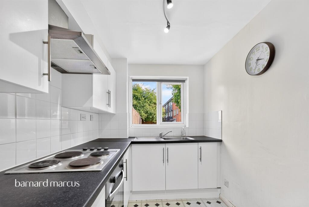 Apartment in London, Colney Hatch - View 2