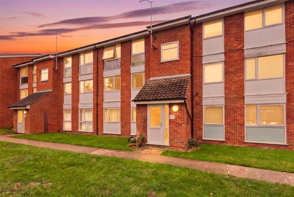 2-bed flat on Hogarth Court, Rembrandt Grove, Springfield, Chelmsford, CM1, £190,000