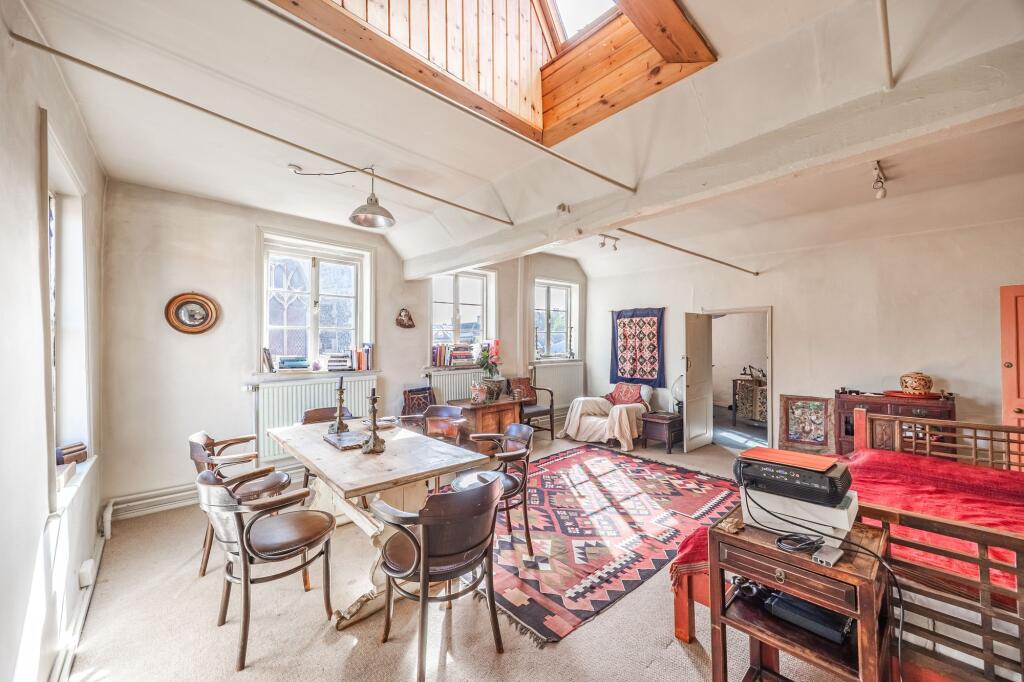Historic Home with Four Bedrooms Across Three Floors in Norwich photo 2