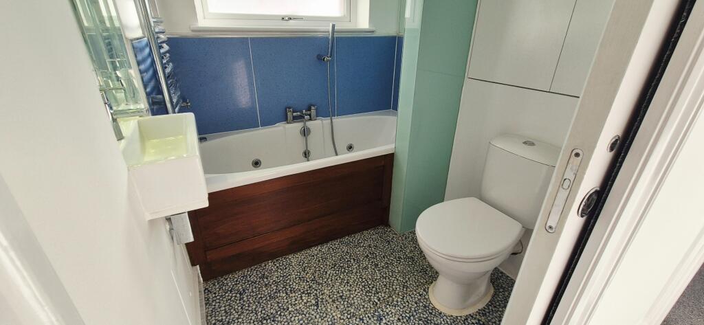 House in Gravesham, Rosherville, Perry Street - More
