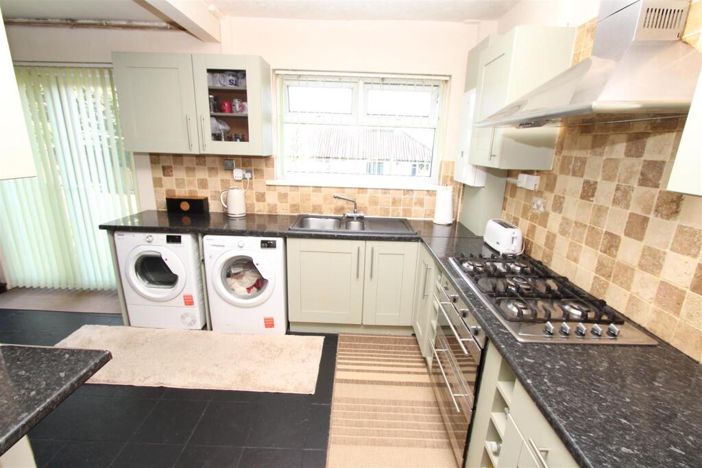 House in Bradford, Thorpe Edge, Eccleshill - More