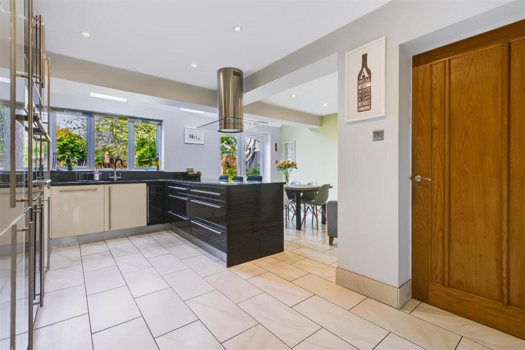 Hollyfield Avenue, Solihull photo 4