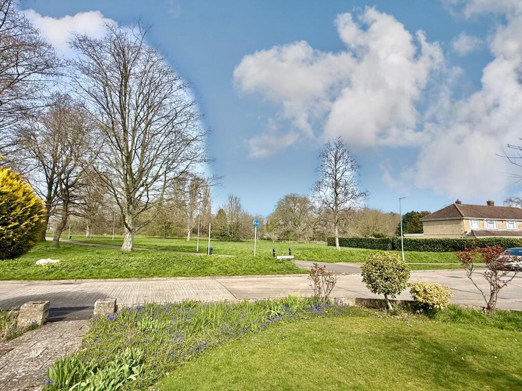 House in Swindon, Lakeside, Lawn - View 2
