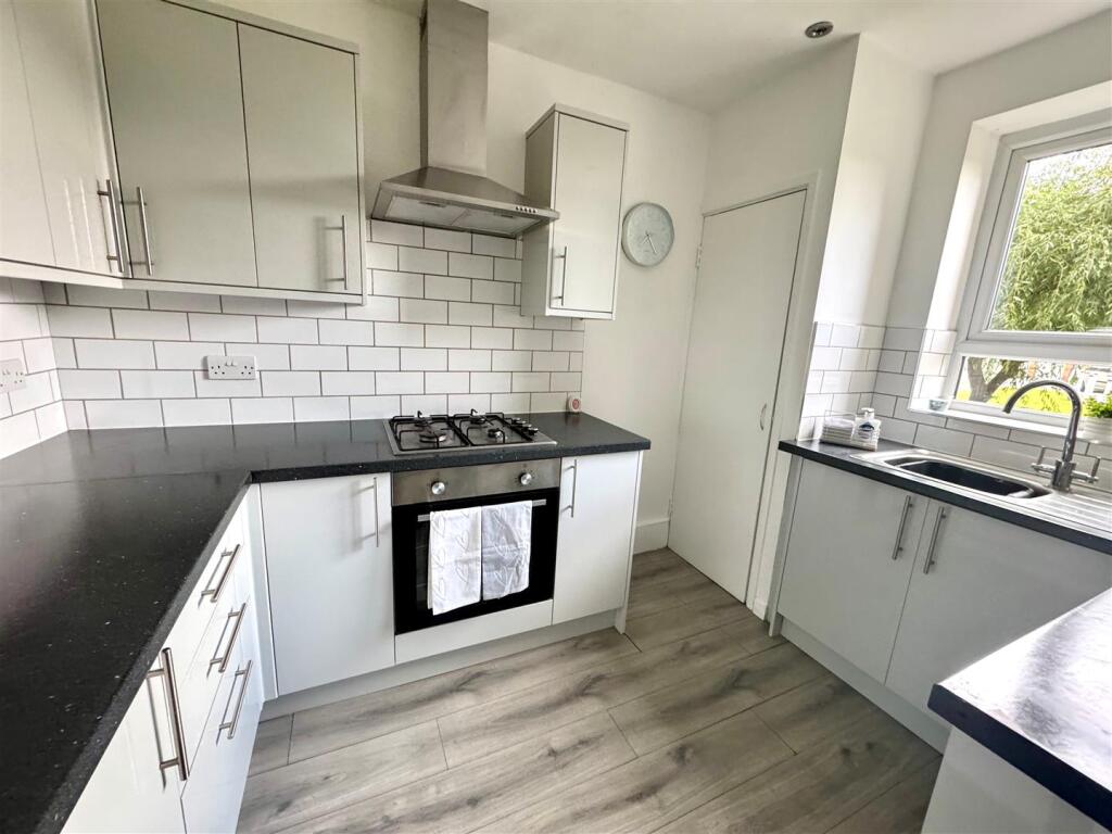 2-bed flat on Chalkwell Lodge, Westcliff-on-Sea, £190,000