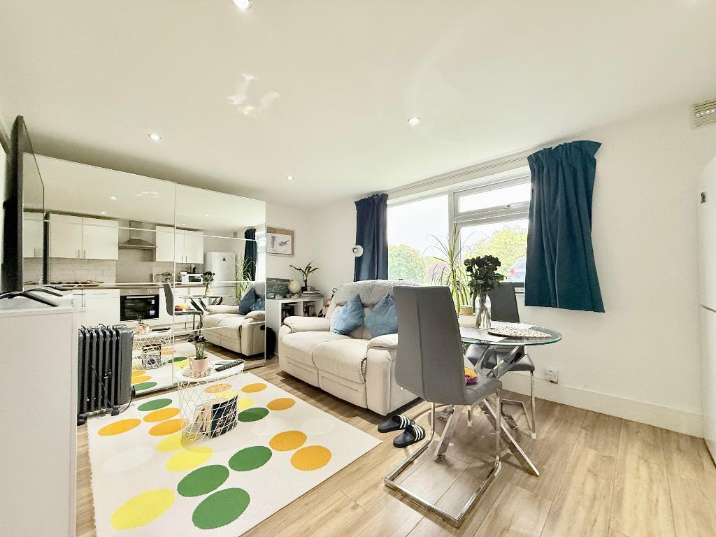 Studio flat on Burfield Court, Stopsley, Luton, Bedfordshire, LU2 8JY, £120,000