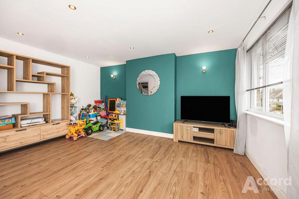 Apartment in Romford - View 4