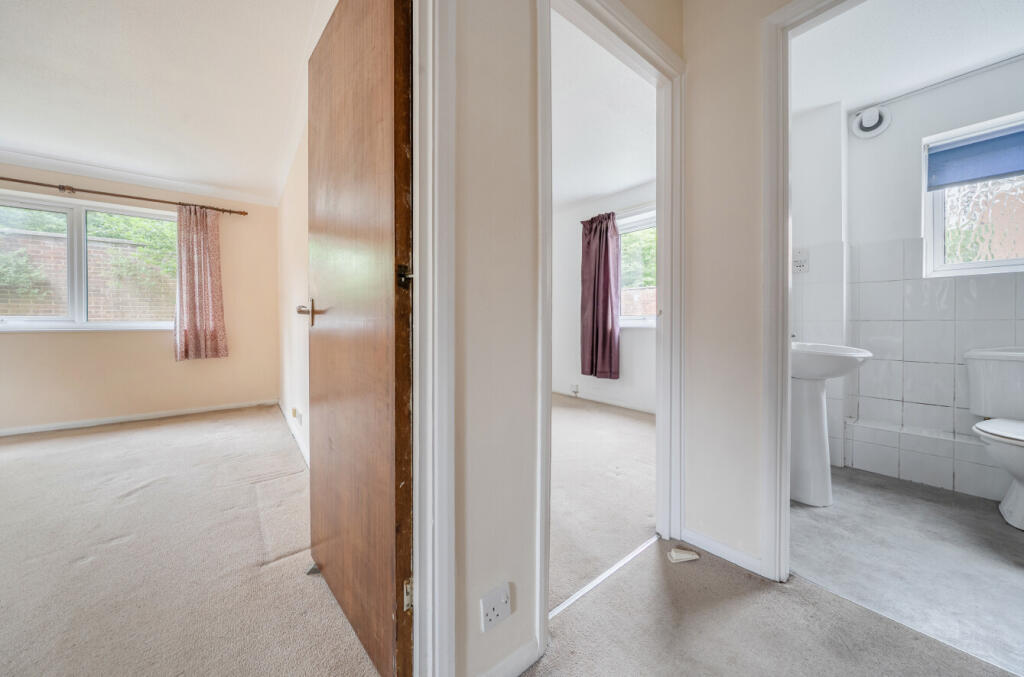 Apartment in Surrey Heath, Surrey - View 5