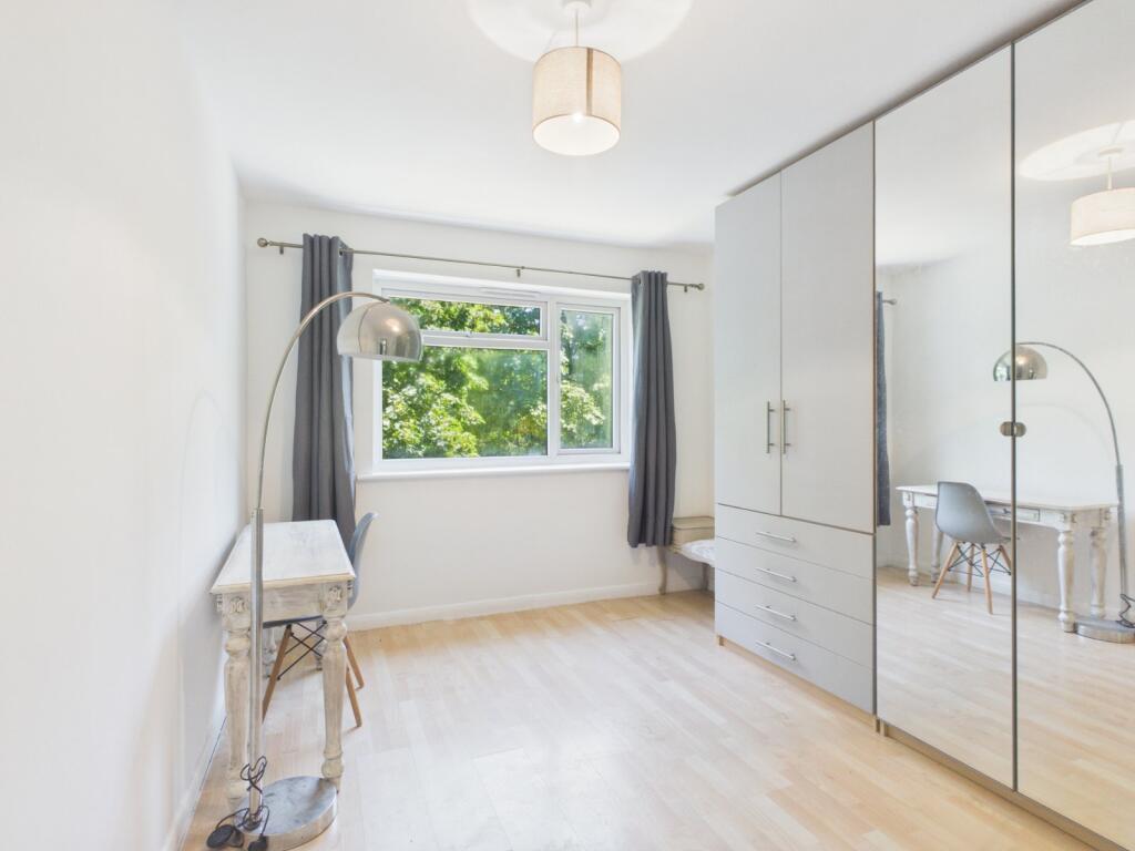 Apartment in Slough, Chalvey - More