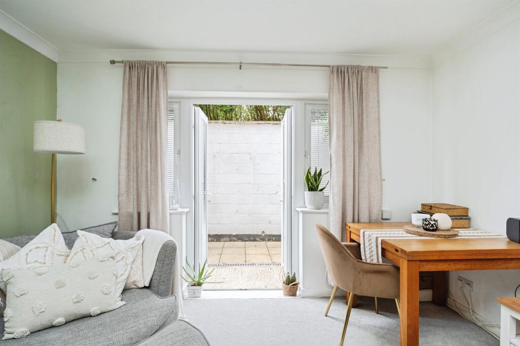 Apartment in Tunbridge Wells, Kent - View 4