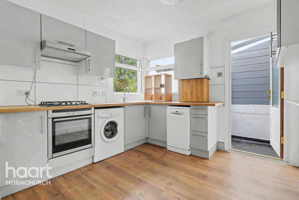Apartment in London, Upminster Bridge, Emerson Park - View 3