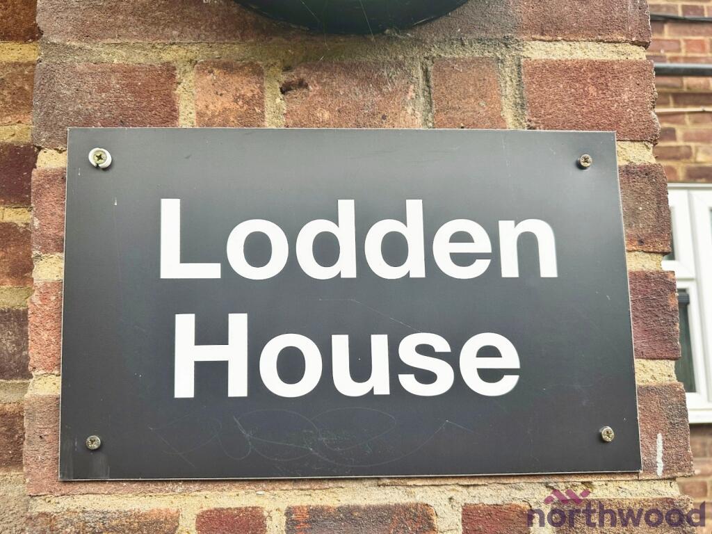 (SALES) Leamington Close, Romford, RM3 photo 2