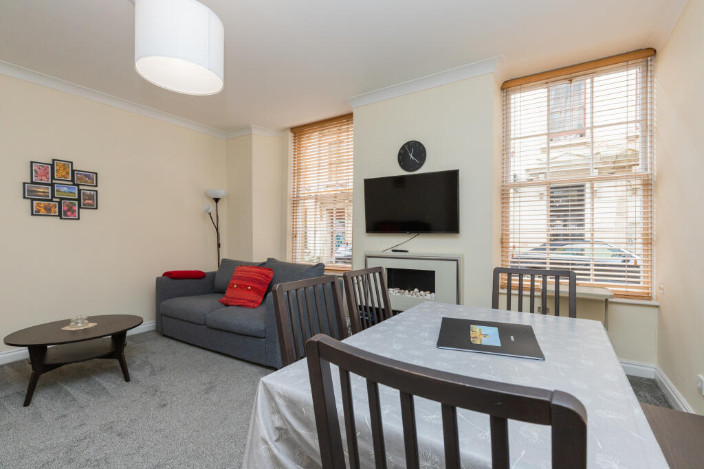 Apartment in Paisley, Renfrewshire - View 3