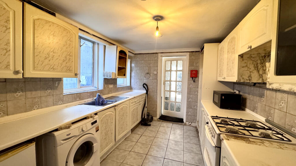 Queens Road, Southall, Greater London, UB2 photo 3