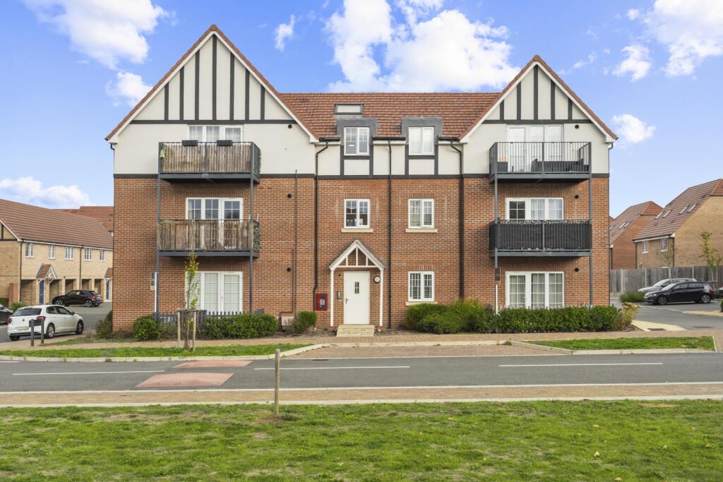 2-bed flat on Kingfisher Way, Harlow, Essex, CM17, £280,000
