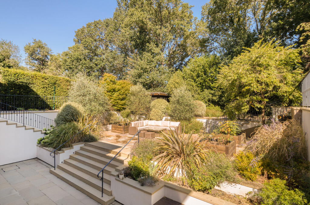 House in London, Copse Hill, Raynes Park - View 4