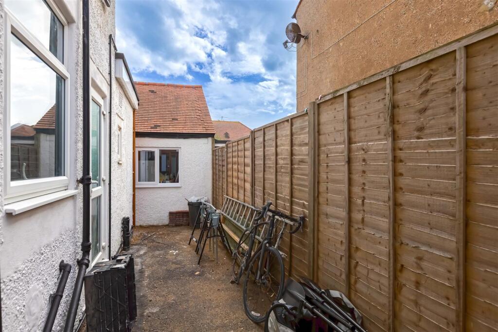 Phrosso Road, Worthing photo 5