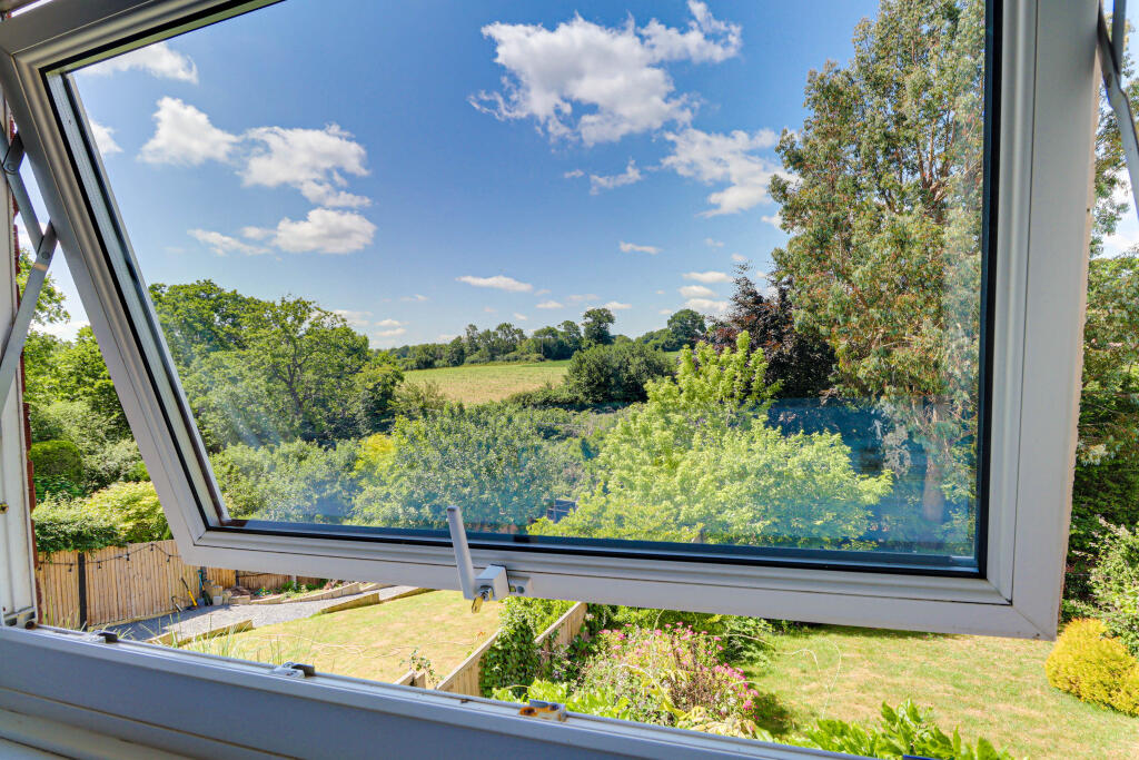 Holywell Road, Studham, Bedfordshire, LU6 photo 4
