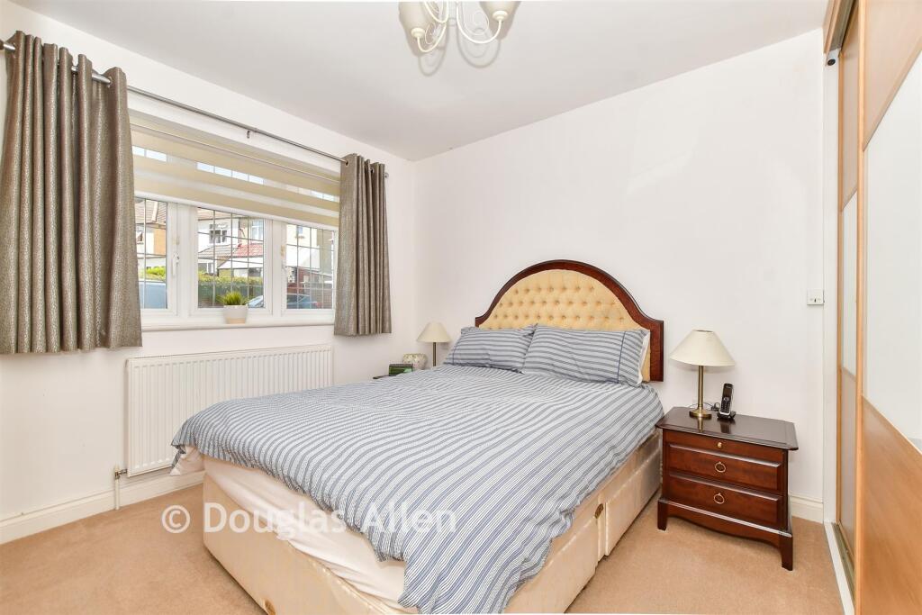 Hill Crescent, Hornchurch, Essex photo 3