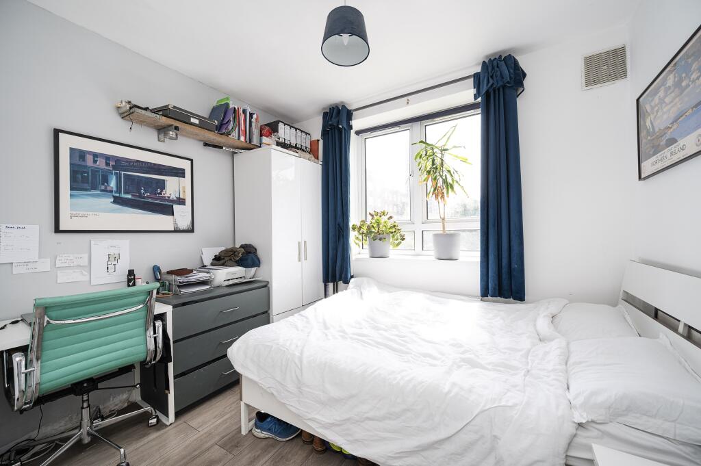 Apartment in London, East Smithfield, Whitechapel - More