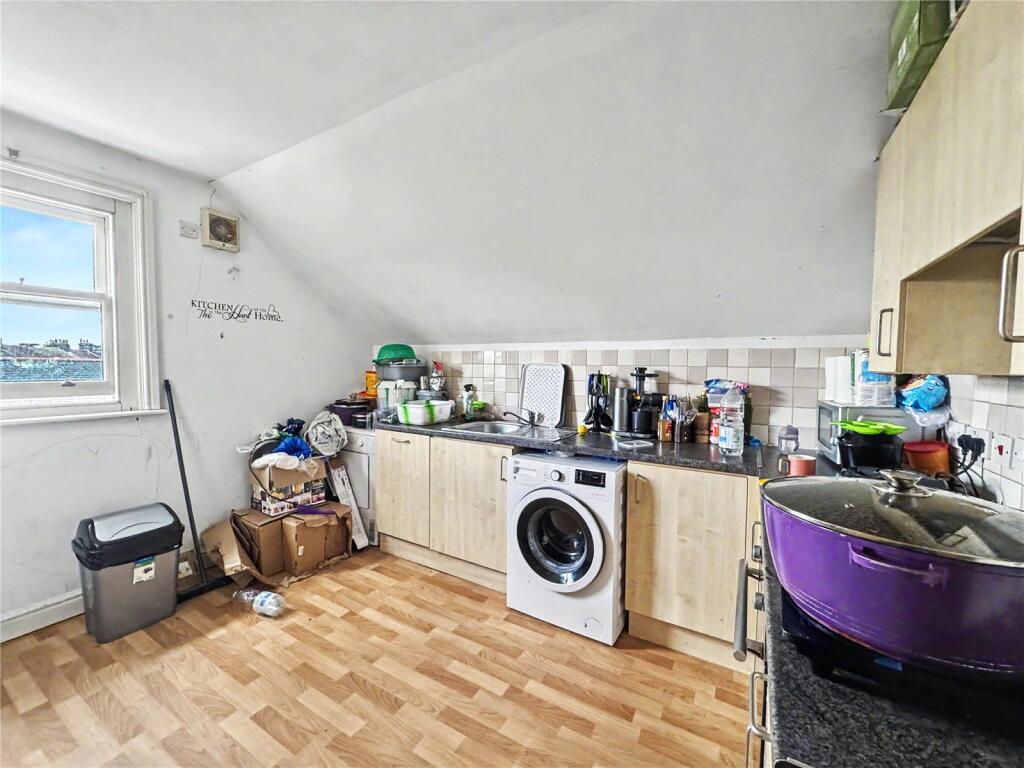 Apartment in Gillingham, Tizard Place, Sally Port Gardens - View 5