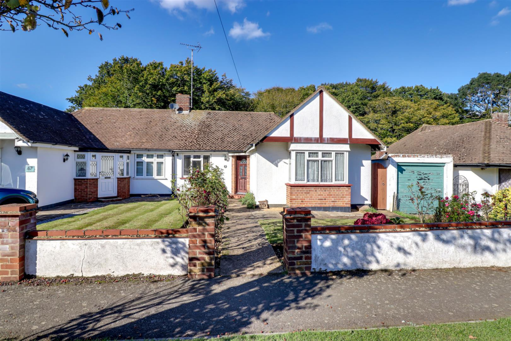 2-bed semi-detached on St. Davids Drive, Leigh-on-Sea, £375,000
