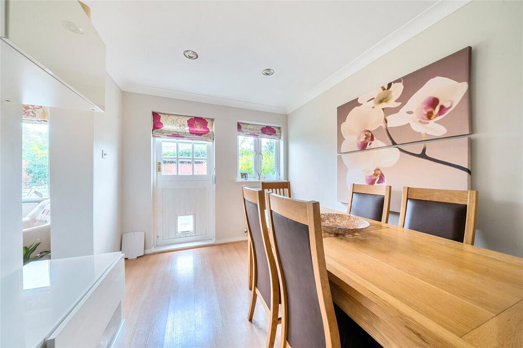 St. Pauls Close, Addlestone, KT15 photo 4