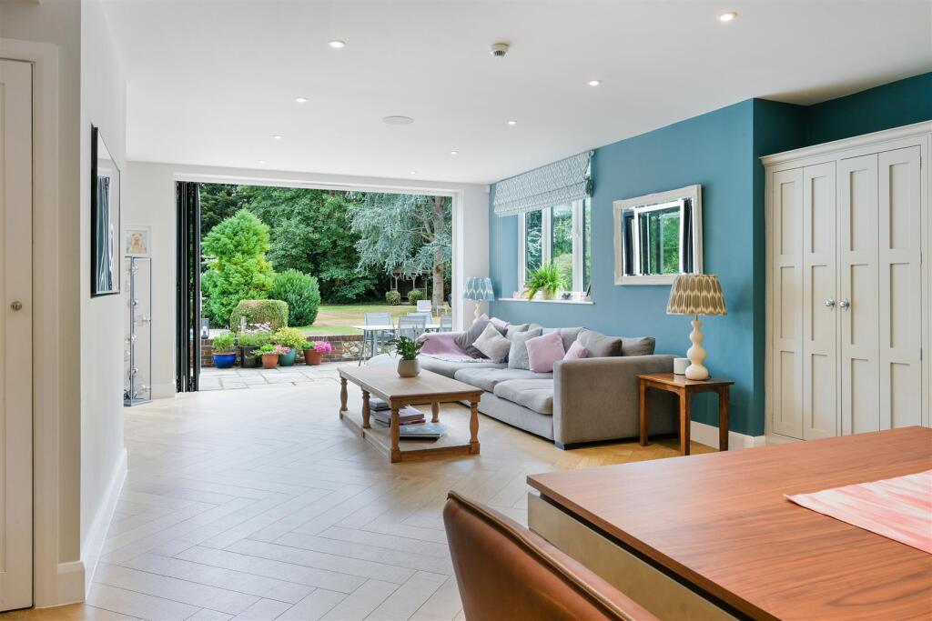 House in Sutton - More