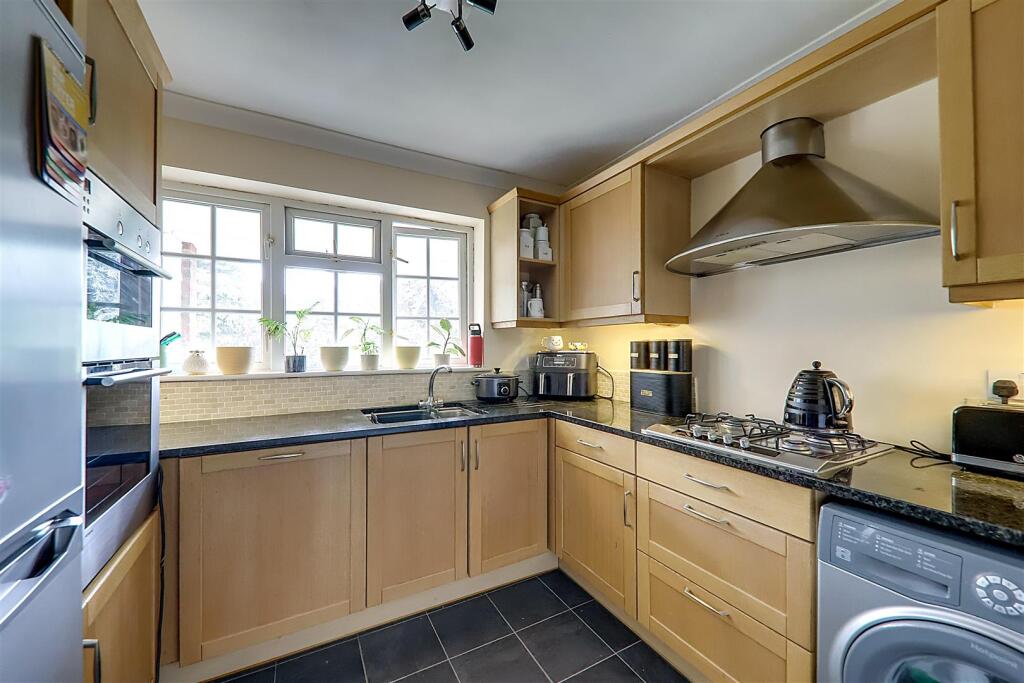 Apartment in Worthing, West Sussex - More