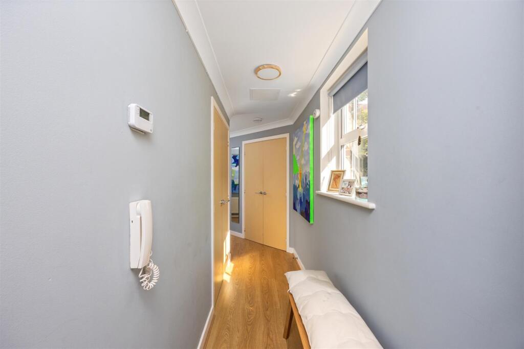 Apartment in Redhill - More