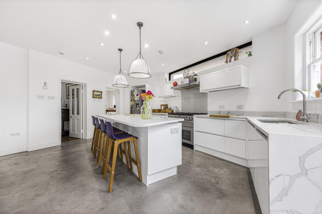 House in Reading, Earley - More