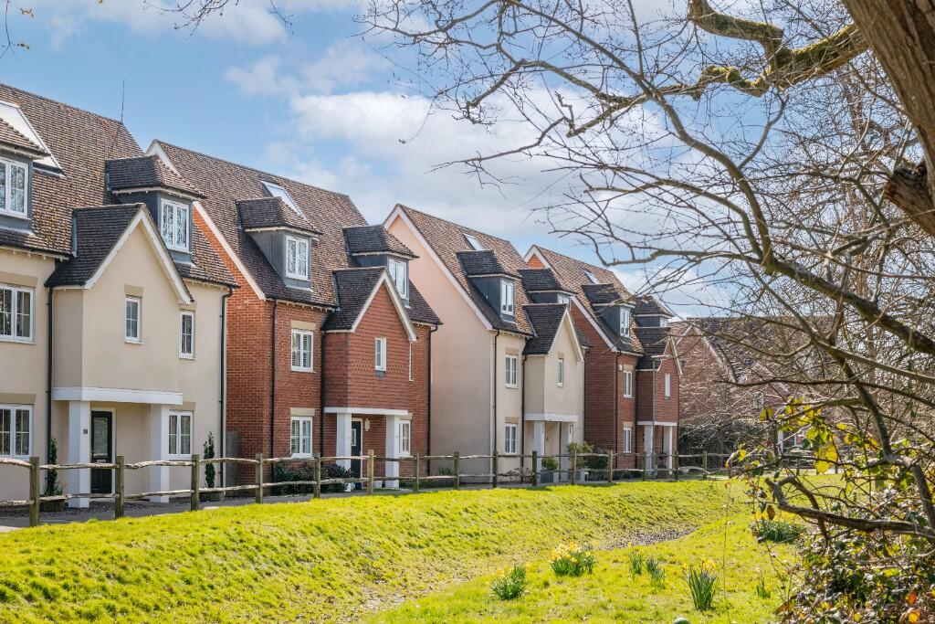 Main image of property: Horley, RH6 