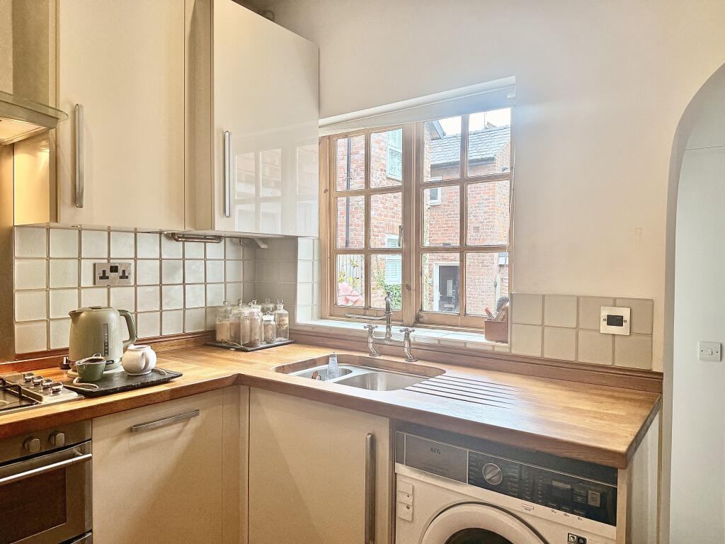House in Knutsford, Cheshire East - More